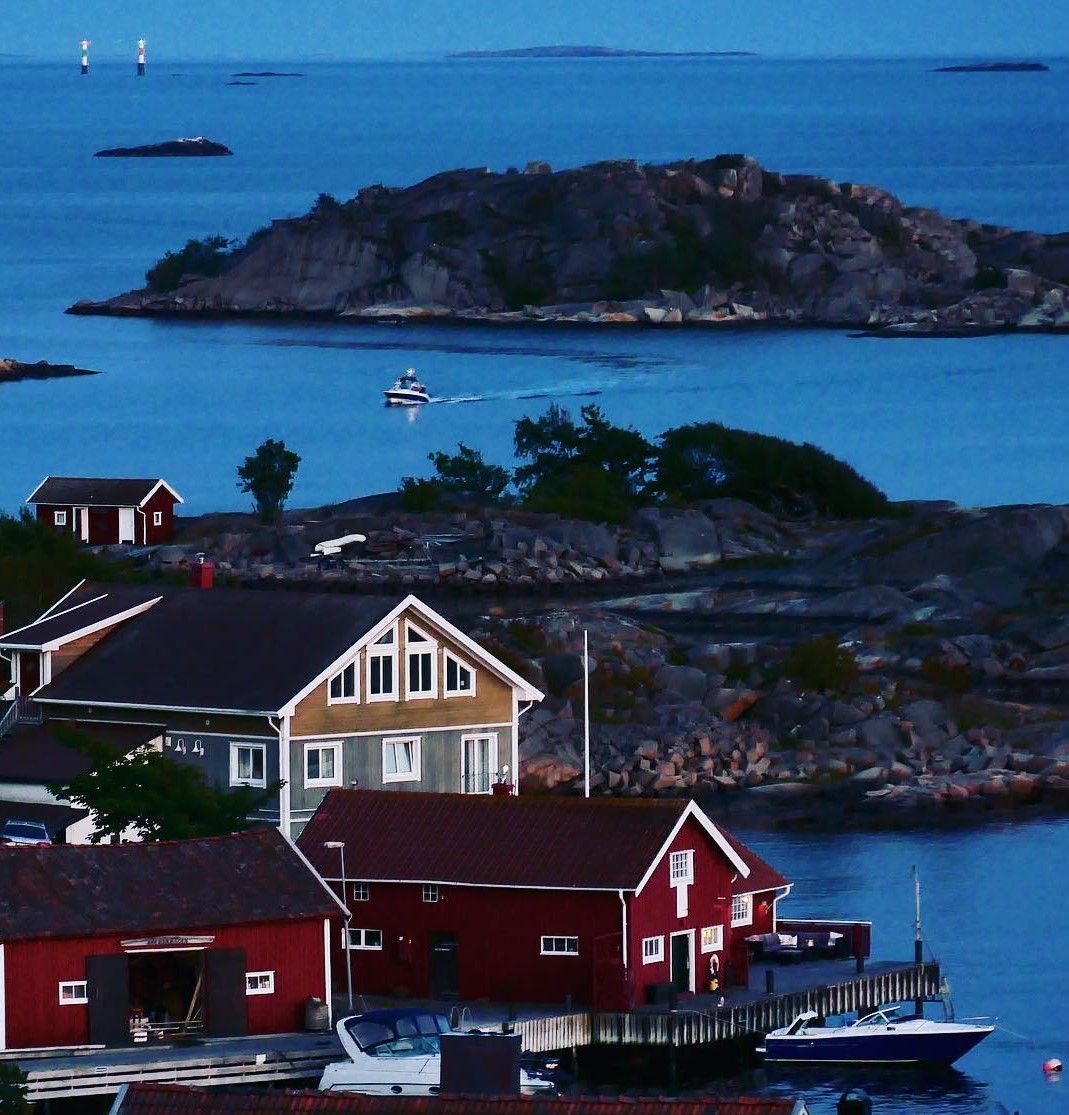 Havet, två meter från - med egen brygga. – bild 18 av 20