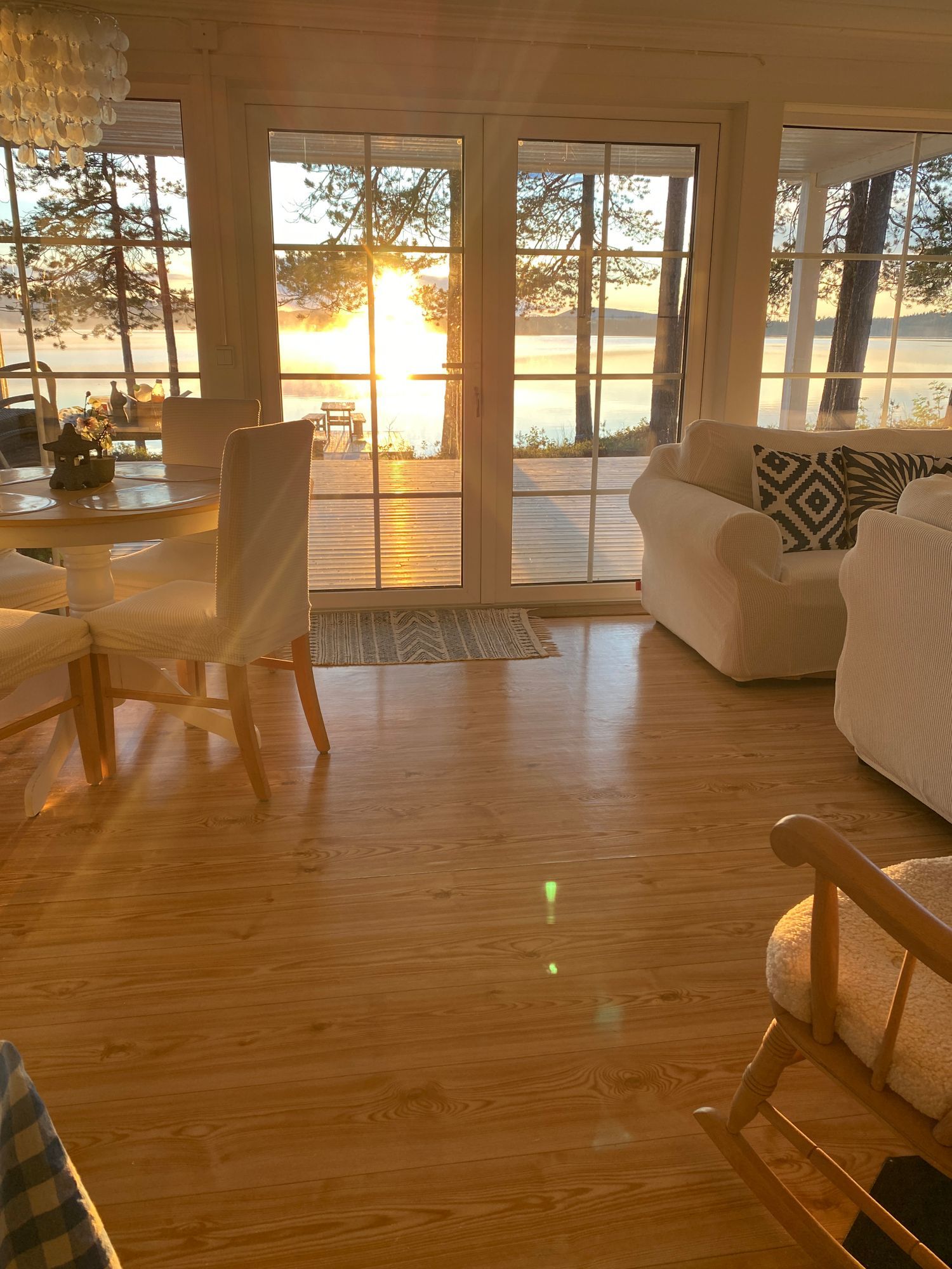 Cozy forest cabin by the lake – bild 16 av 24