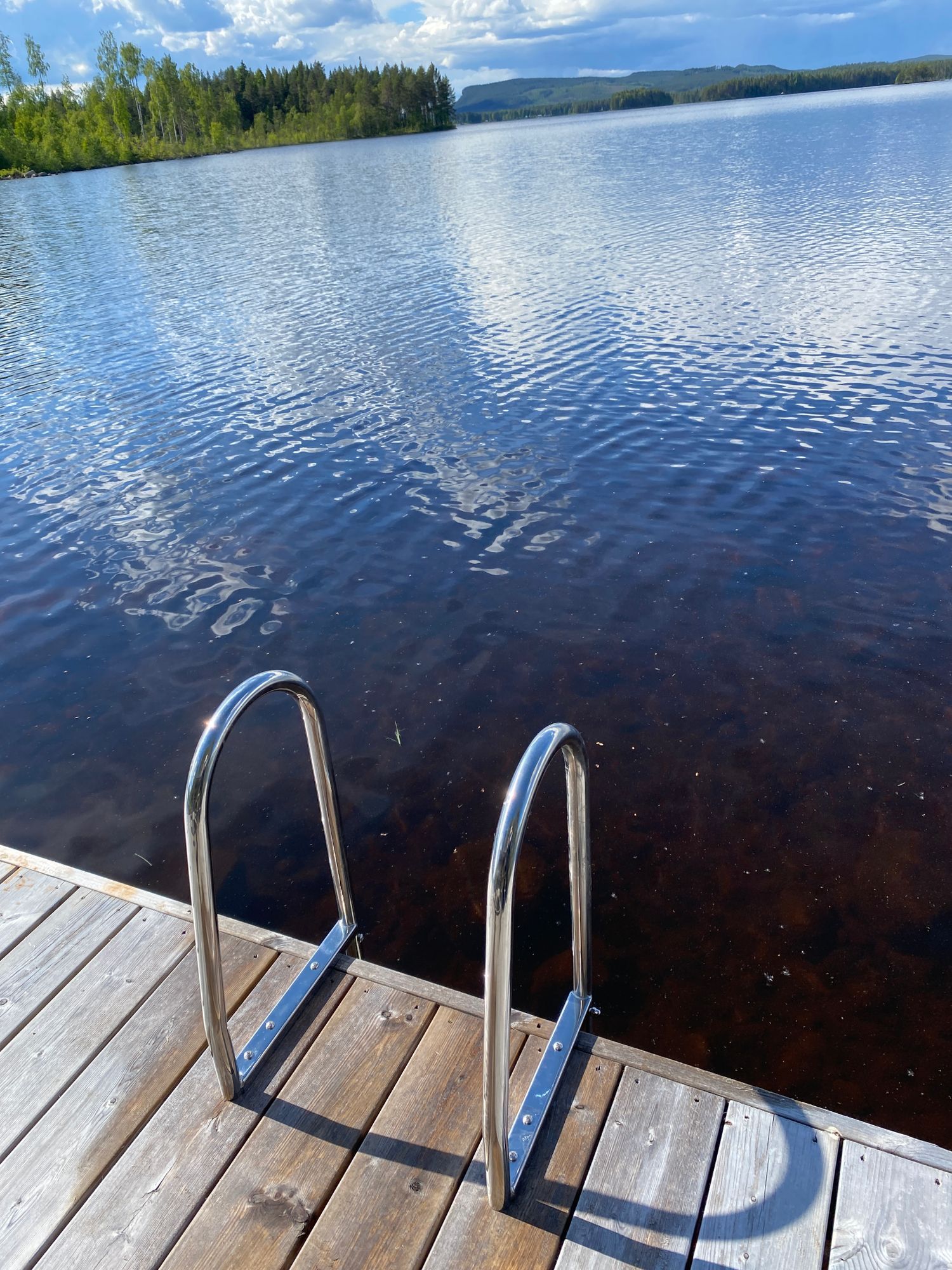 Cozy forest cabin by the lake – bild 23 av 24