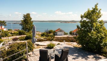 Makalöst vackert beläget fritidshus med gäststuga