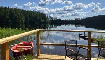 Stuga med egen badstrand, brygga och roddbåt.
