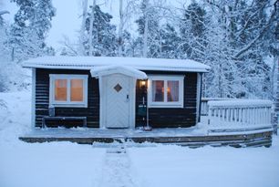 Cozy lakeside cottage next to a nature reserve