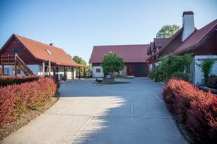 New built at cosy horse farm next to lake