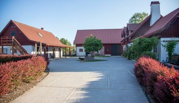 Nybyggt på vacker hästgård granne med djur/sjö