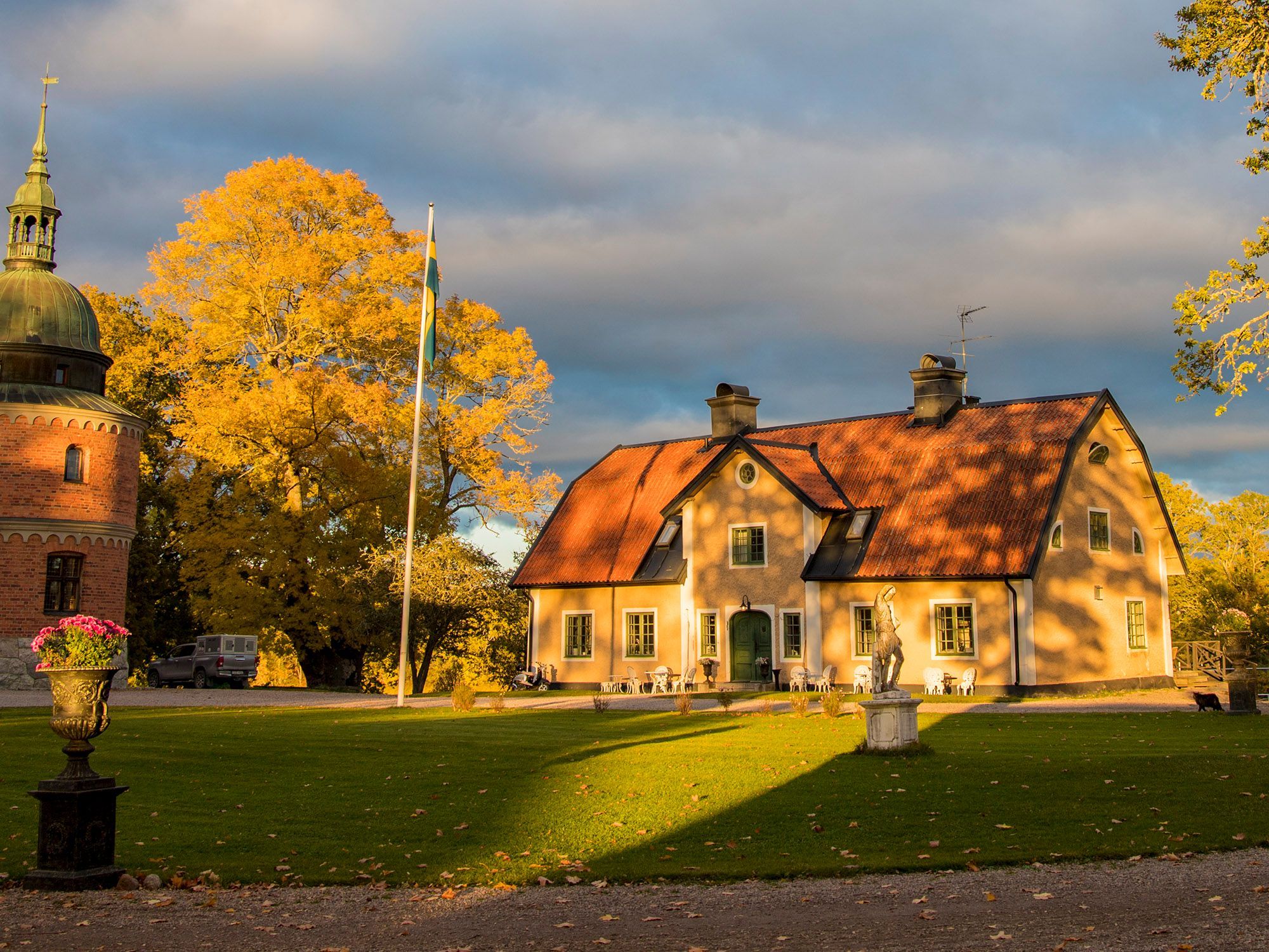 Stor slottsflygel vid sjön Båven