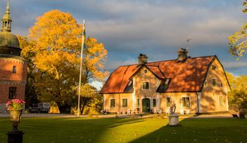 Stor slottsflygel vid sjön Båven