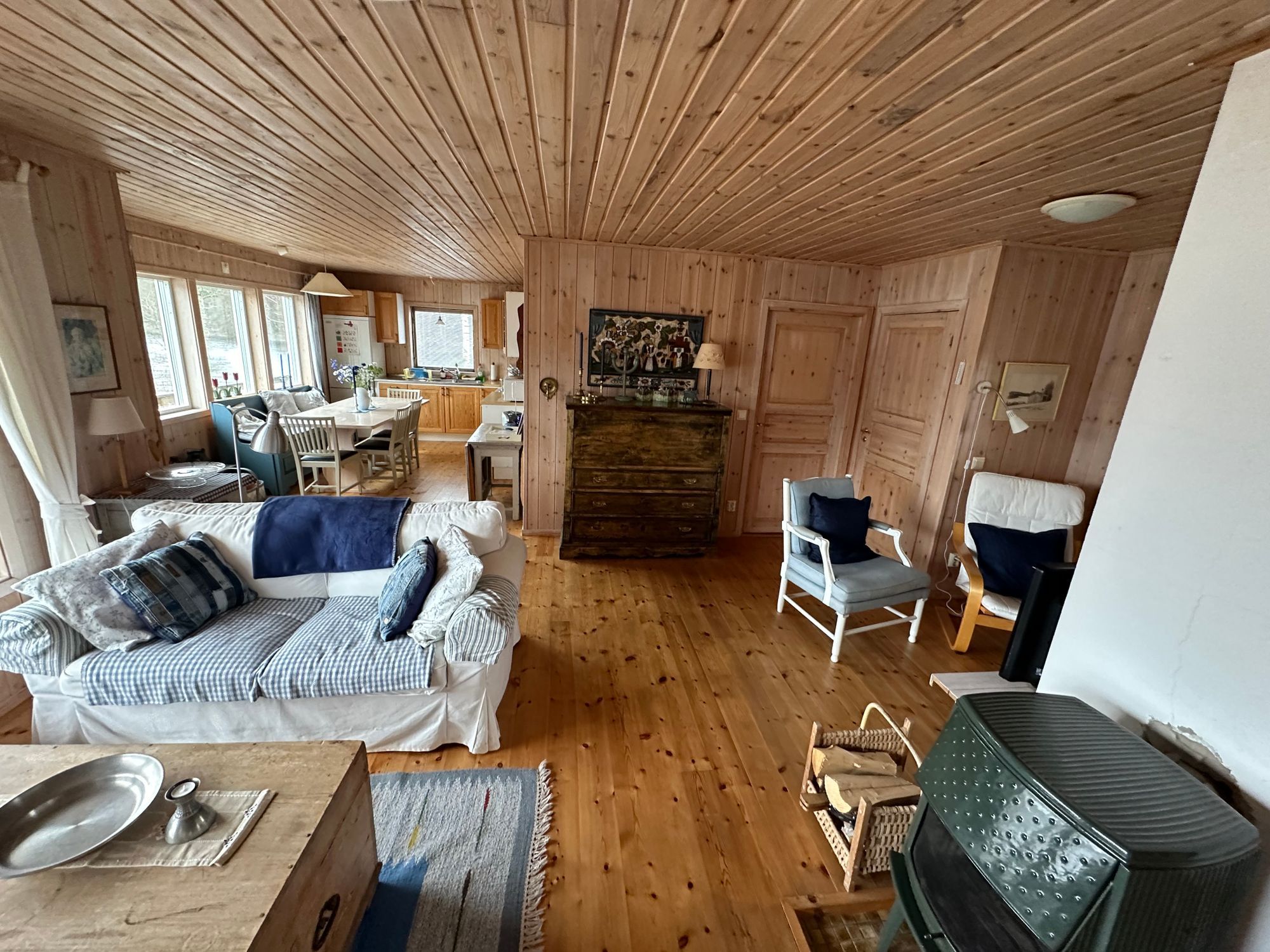 Typical Swedish cottage with stuga overlook a lake – bild 8 av 24