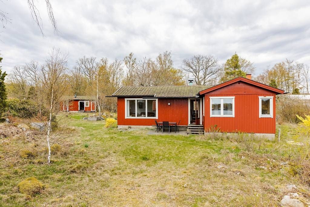 Välutrustad havsnära sommarstuga – bild 2 av 16