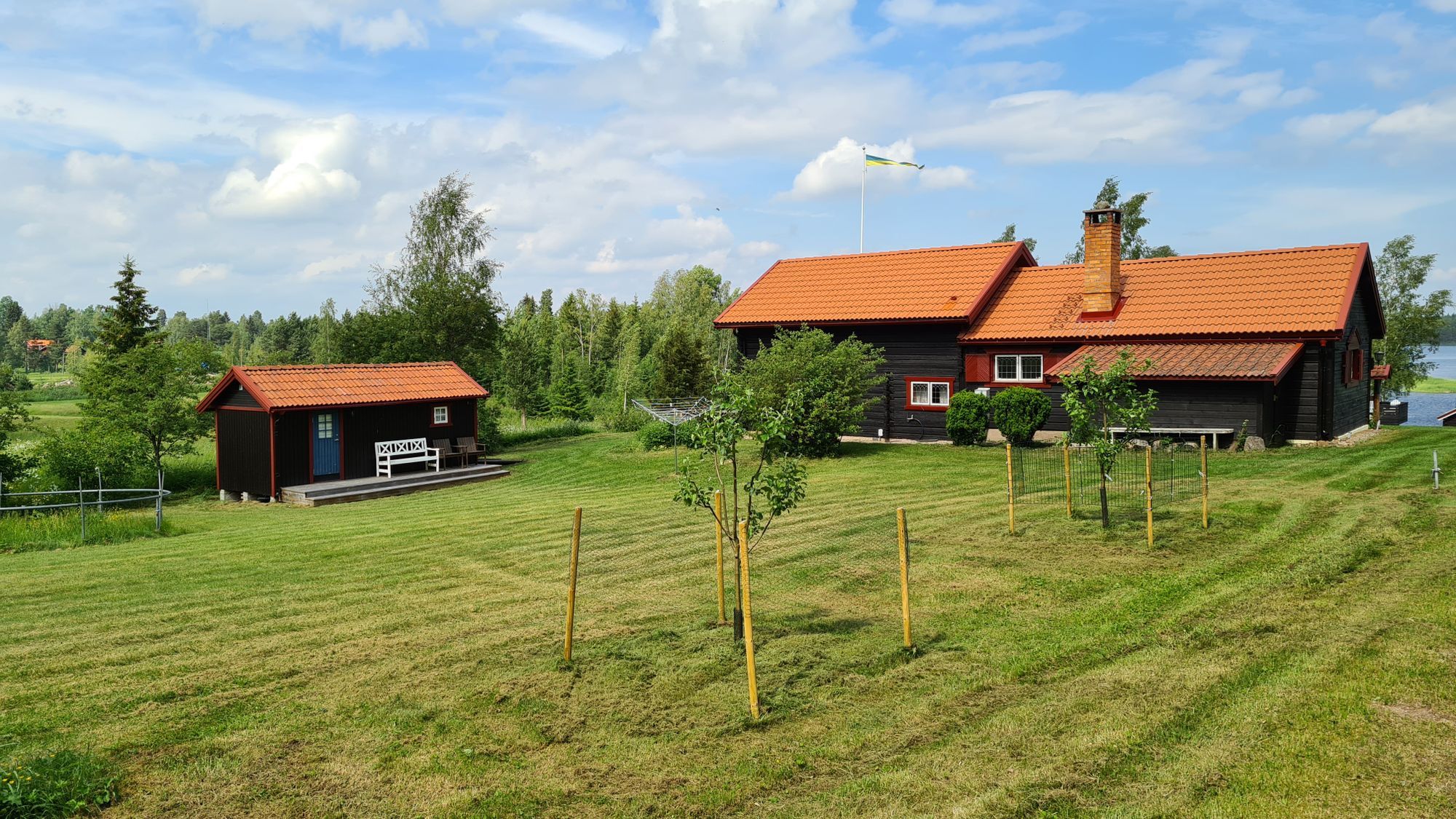 Charmig stuga vid vattnet i Gesunda – bild 2 av 24