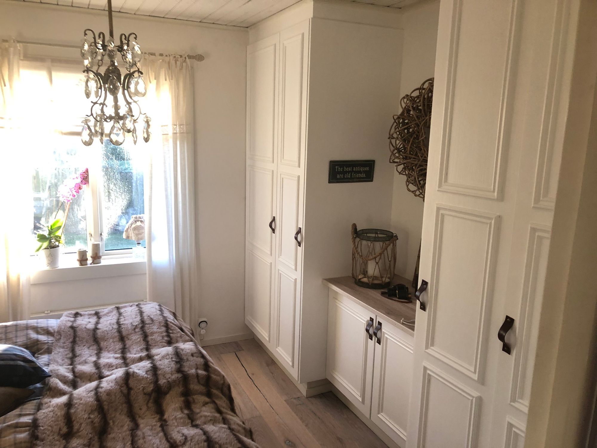 Stort strandnära sommarhus med härlig trädgård – bild 17 av 24