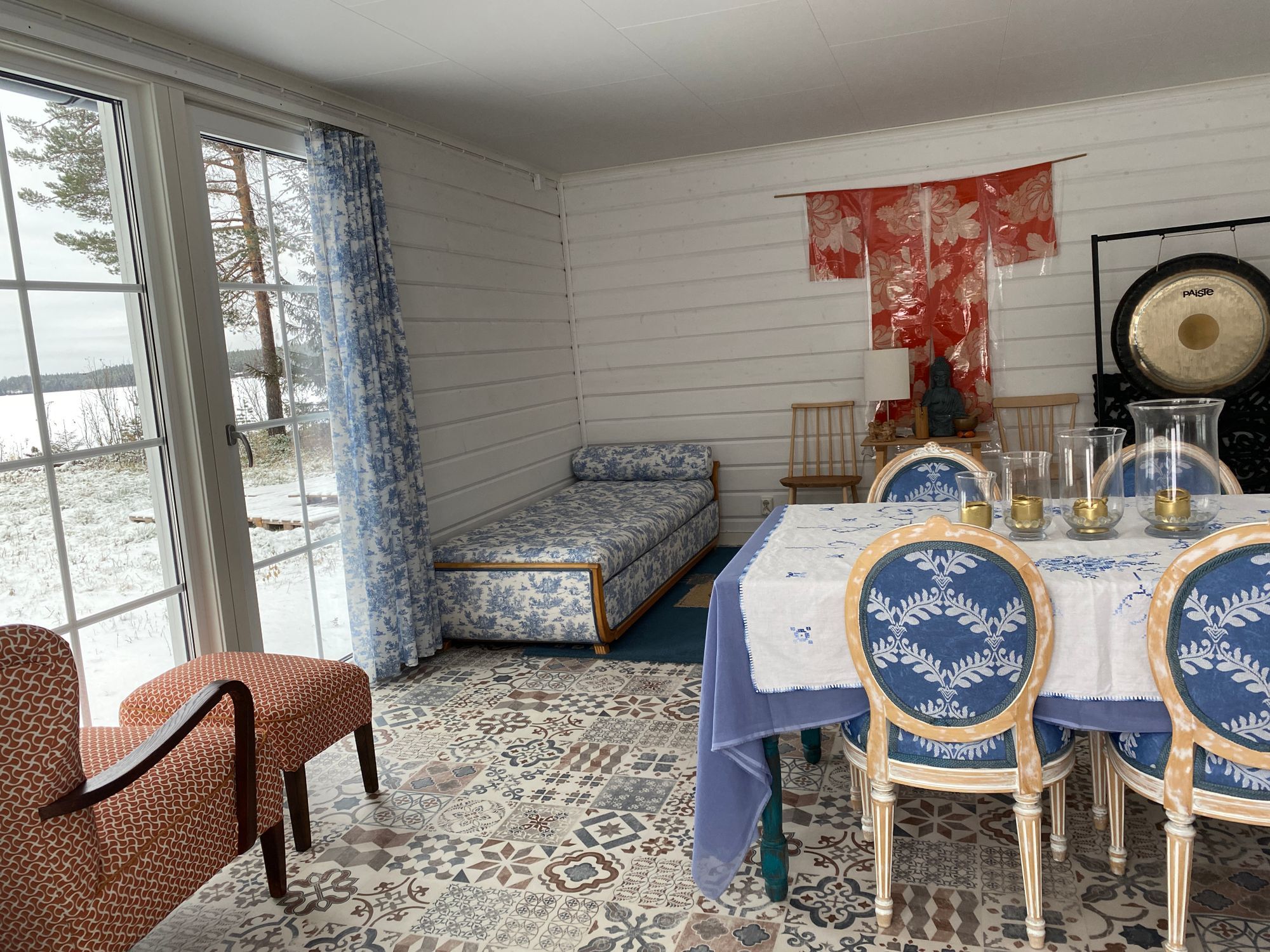 Cozy forest cabin by the lake – bild 13 av 24