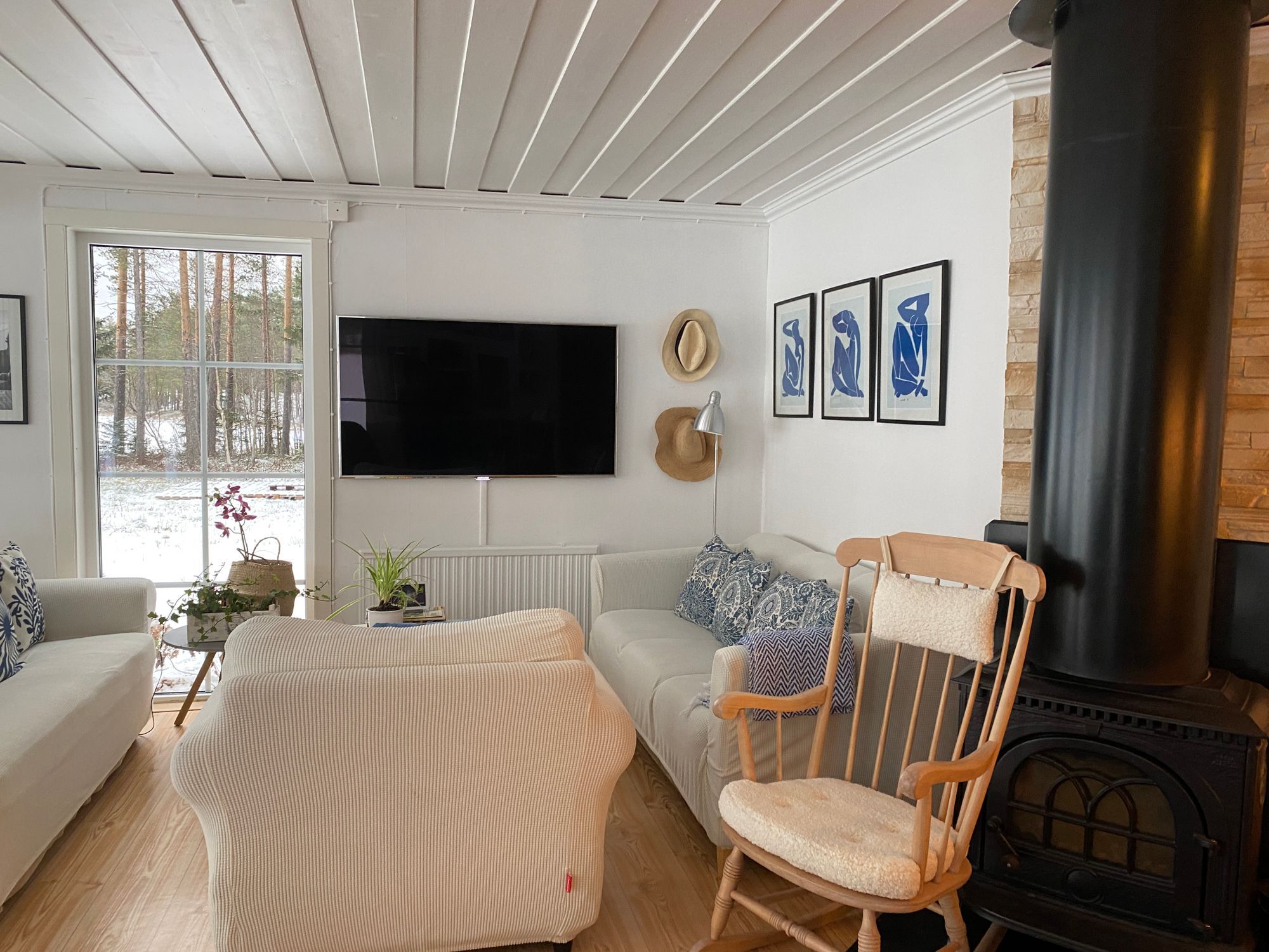 Cozy forest cabin by the lake – bild 3 av 24