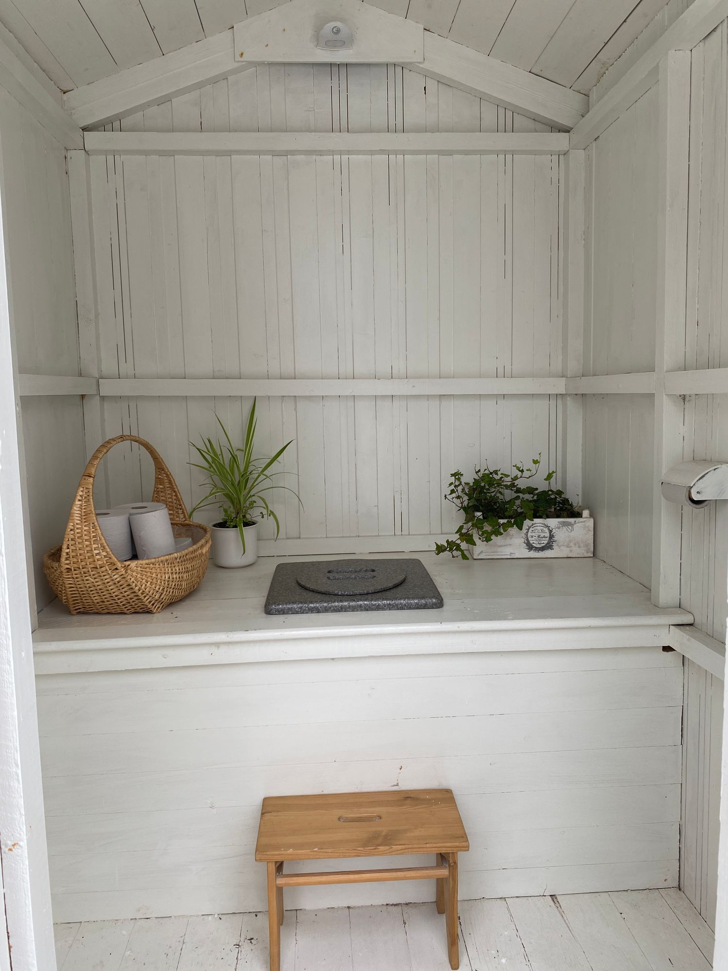 Cozy forest cabin by the lake – bild 14 av 24