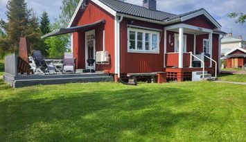 Mysig stuga med sjöutsikt över Orsasjön