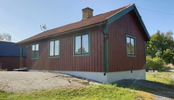 Långvik Möja. Stuga i pittoresk gårdsmiljö