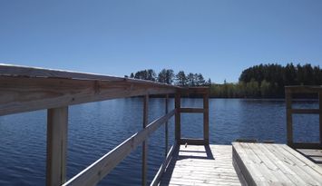 Timmerstuga med flytbrygga