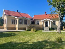 Vacker gård i naturskön miljö nära havet