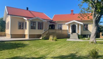 Vacker gård i naturskön miljö nära havet