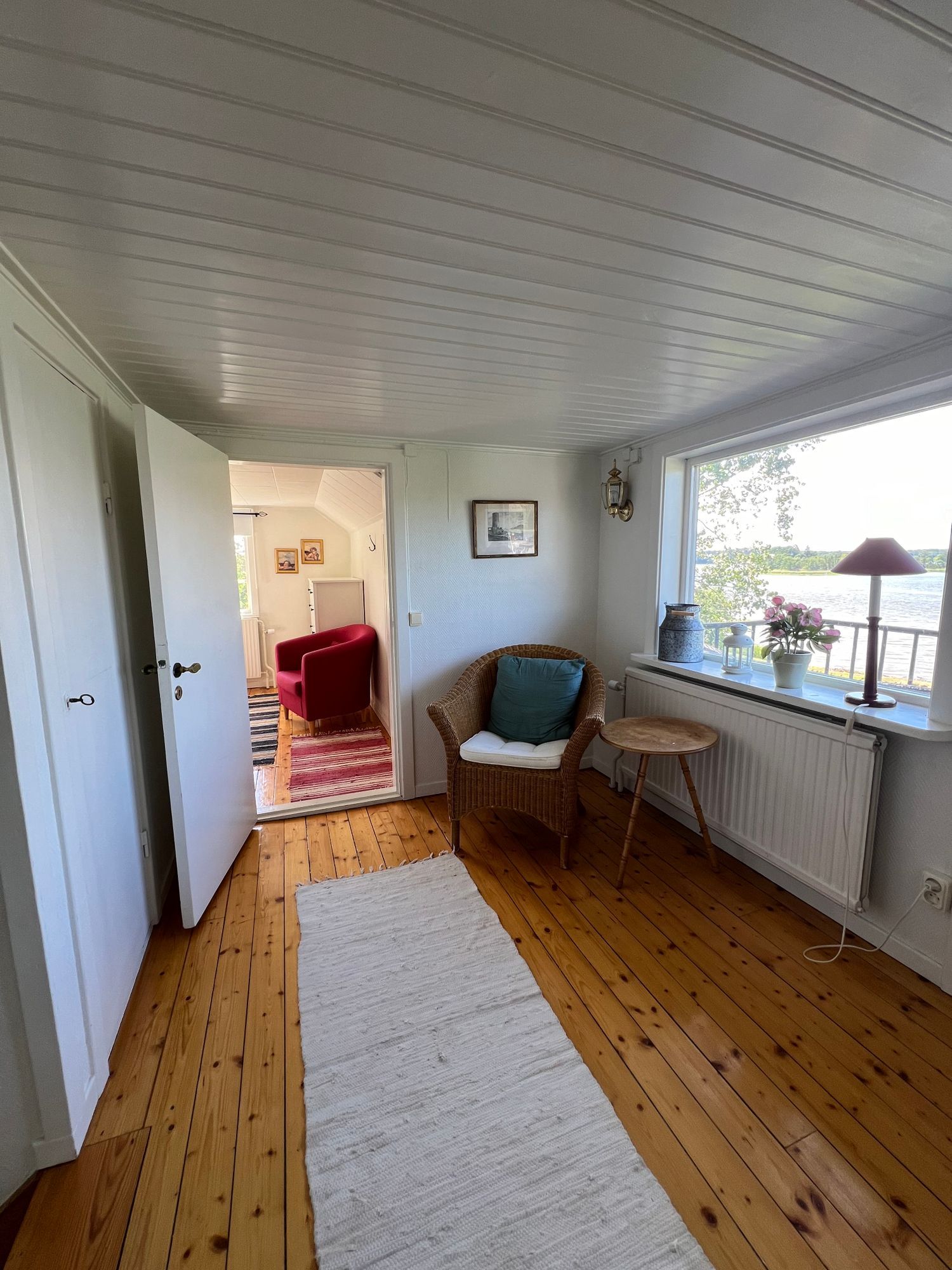 Torp vid vattnet, kvällssol, egen brygga och båt – bild 12 av 24