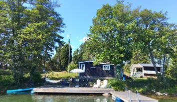 Charmiga sommarstuga på egen ö i Nyköpingsskärgård