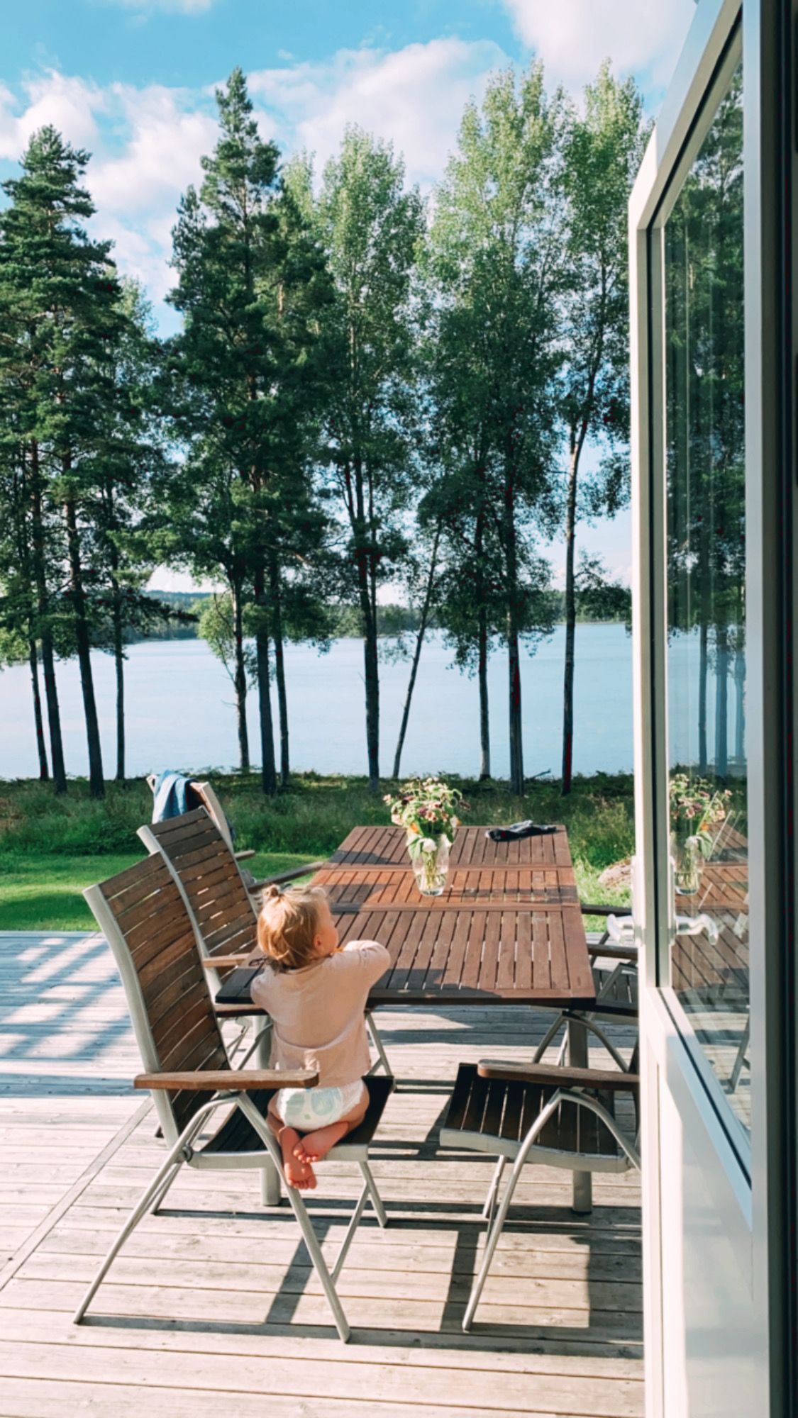 Idylliska stuga vid en sjö mitt i skogen – bild 15 av 24