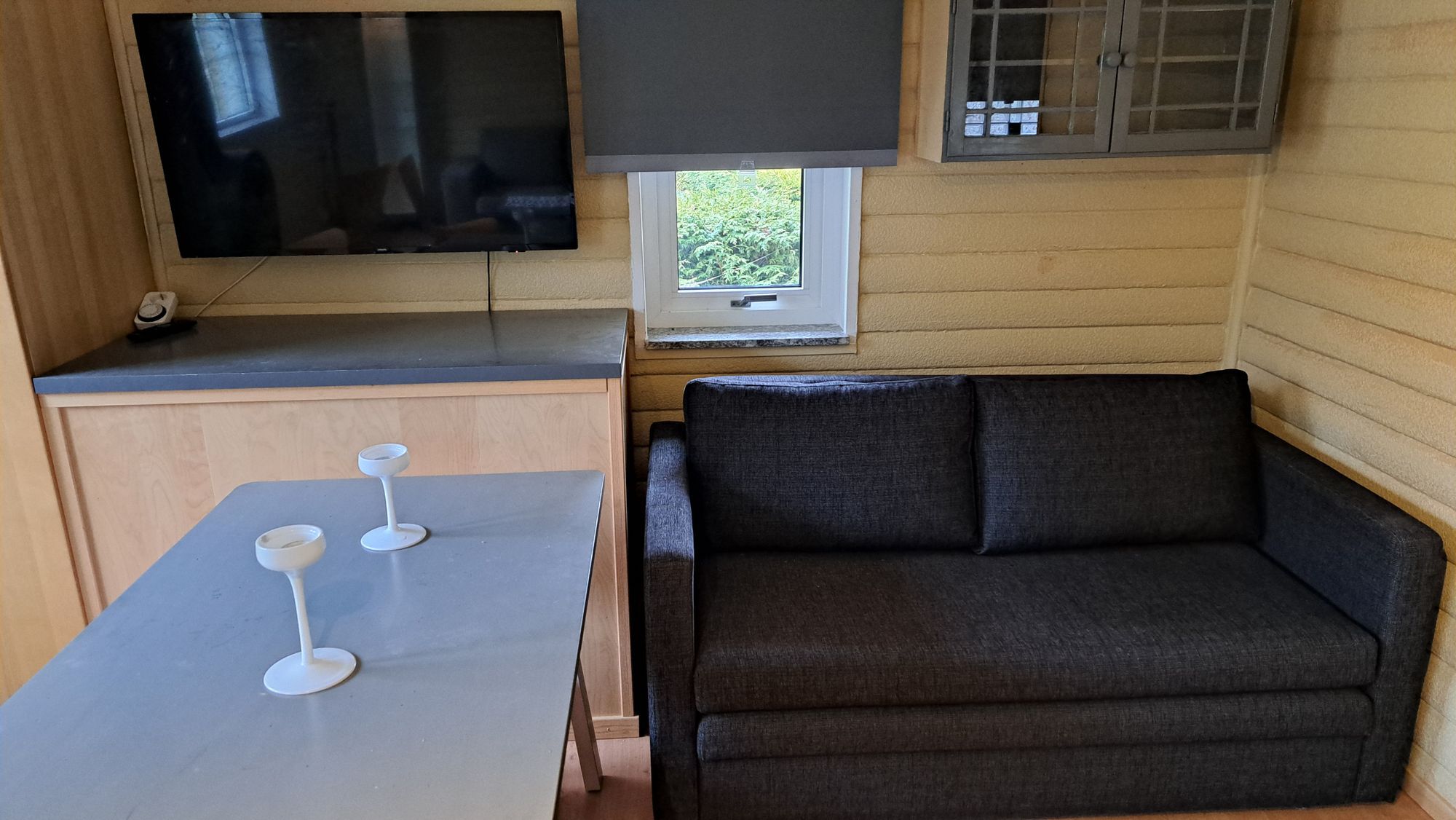 Stuga i naturskön bokskog med pool och nära kust – bild 3 av 10