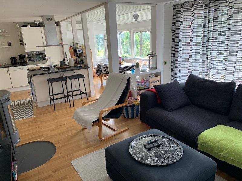 Mysig stuga med sjöutsikt, gästhus och stor altan – bild 5 av 24