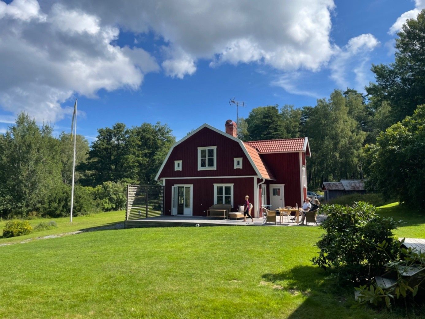 Adelsö idyll vid Mälaren med bastu och stor tomt – bild 2 av 24