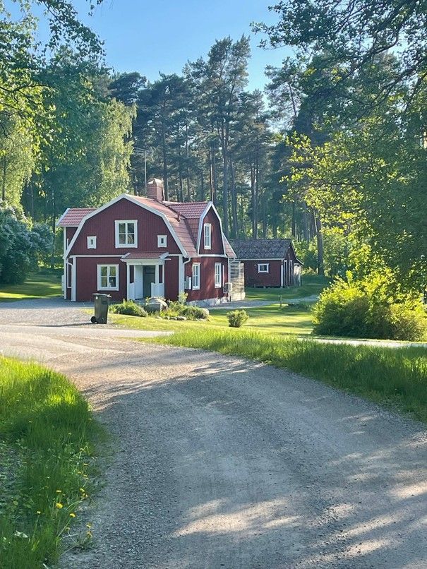 Adelsö idyll vid Mälaren med bastu och stor tomt