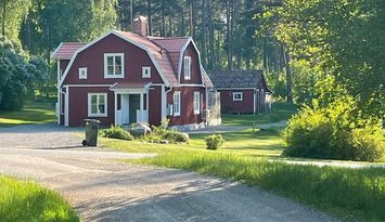 Adelsö idyll vid Mälaren med bastu och stor tomt