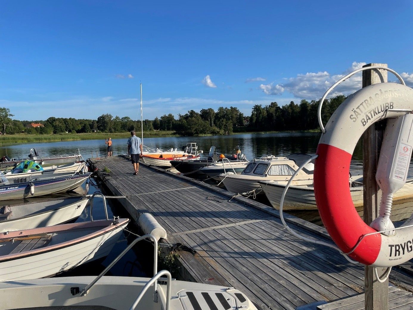 Adelsö idyll vid Mälaren med bastu och stor tomt – bild 23 av 24