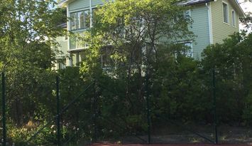 Stor skärgårdsvilla med tennisbana