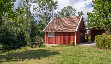 Stuga med badtunna/bubbelbad lantligt läge vid ån