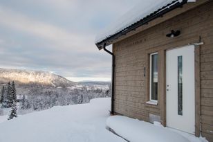 Nybyggd stuga med härligt läge och vedeldad bastu