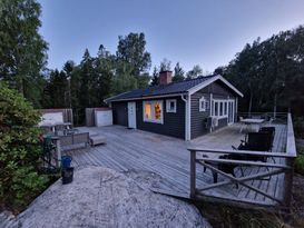 Eget skärgårdsnära hus i insynsskyddad skogsmiljö