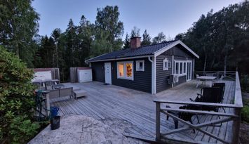 Eget skärgårdsnära hus i insynsskyddad skogsmiljö