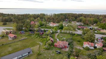 Strandnära villa med lummig trädgård