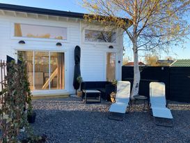 Jättemysigt och nytt minihus nära strand och fält