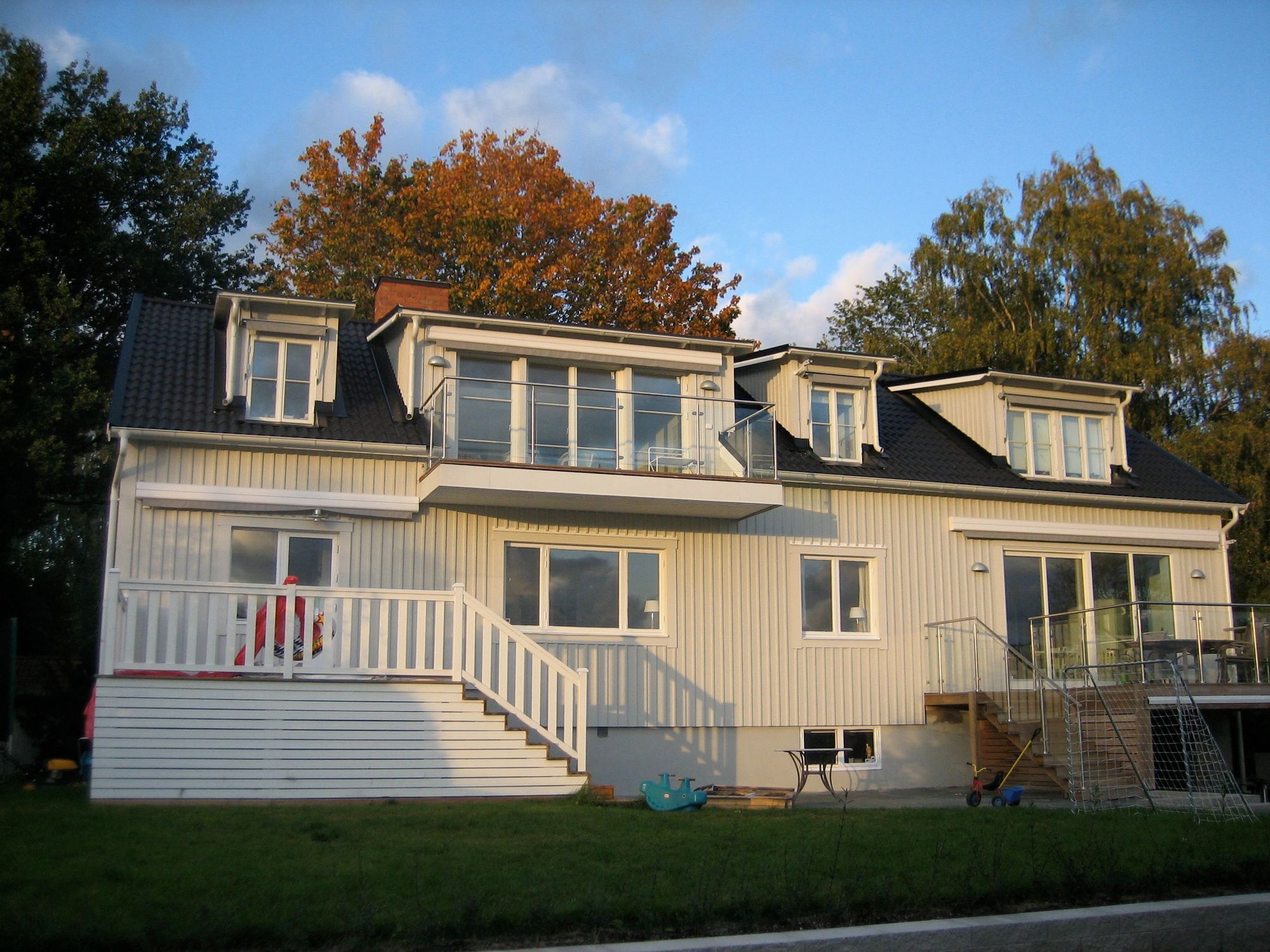 Stort hus nära Stockholm, vatten, bad och natur – bild 2 av 13