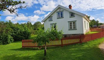 Charmig drängstuga från 1880 på hästgård - Orust