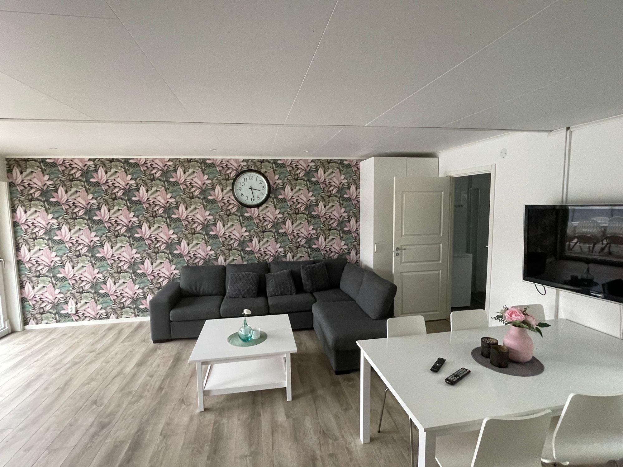 Stuga med sjötomt – bild 4 av 11