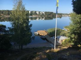 Sjöställe med egen strand och brygga nära Vaxholm