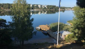 Sjöställe med egen strand och brygga nära Vaxholm
