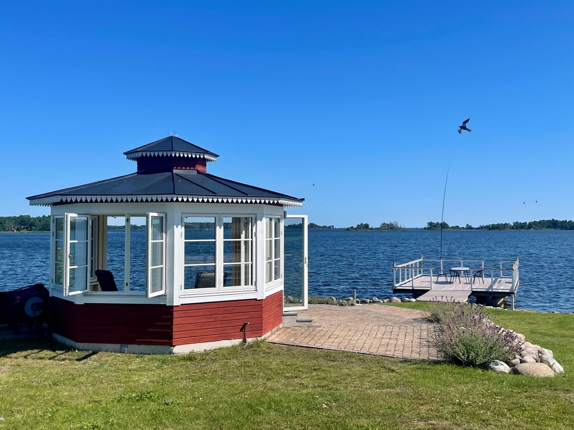Stuga med havsutsikt på strandtomt vid Kalmarsund – bild 16 av 22