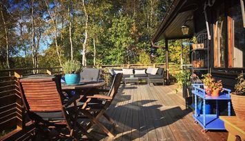 Mysig stuga mitt i naturen, nära hav och golf