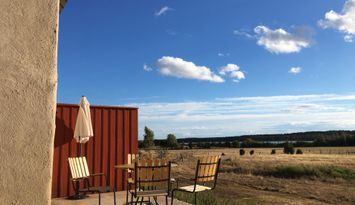 Fårö kalkstenshus i gårdsmiljö
