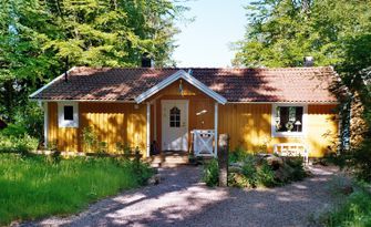 Hus vid sjön med brygga och bastu i Småland