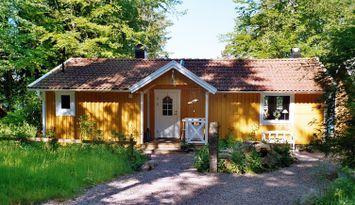 Hus vid sjön med brygga och bastu i Småland