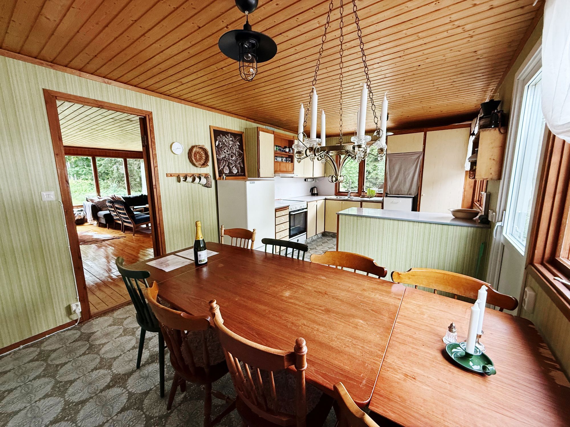 Idylliska stuga vid en sjö mitt i skogen – bild 17 av 24