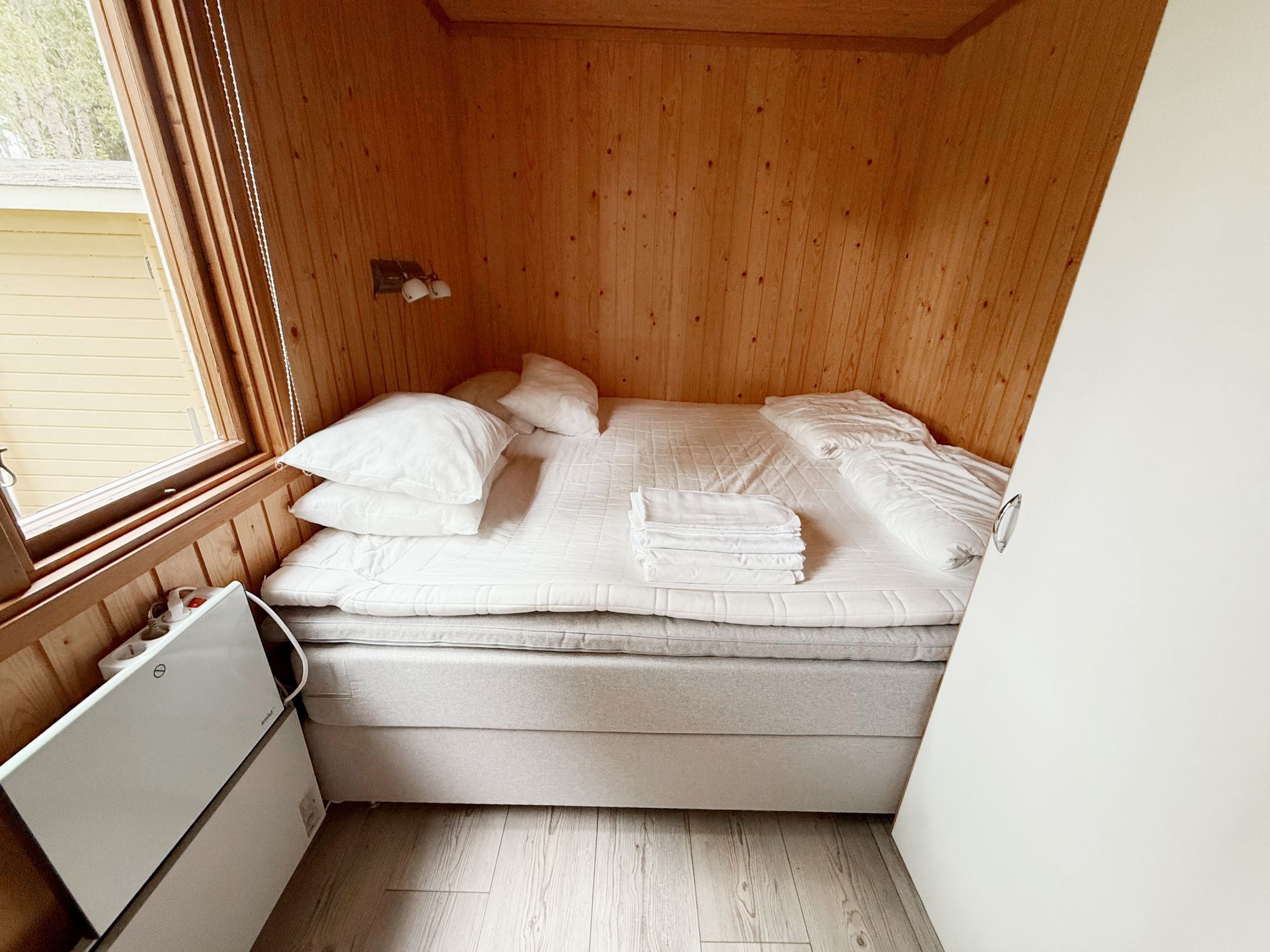 Idylliska stuga vid en sjö mitt i skogen – bild 22 av 24